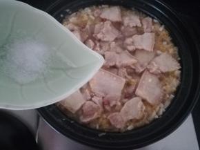 加盐。继续炖煮几分钟。