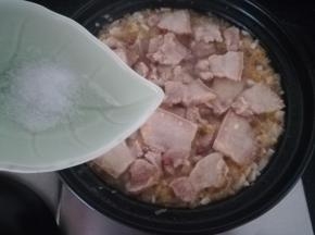 加盐。继续炖煮几分钟。