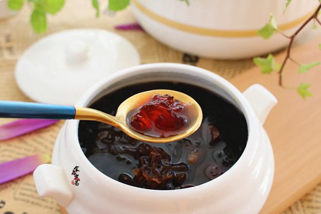 红糖桃胶银耳汤