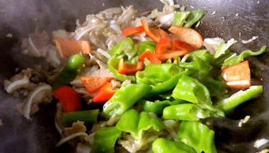 加入青：红椒炒断生