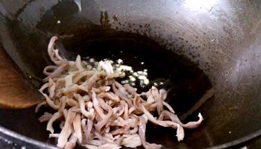 放入猪肚丝，煸炒出香味