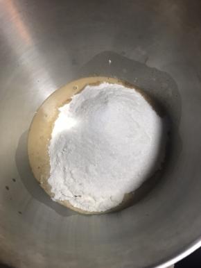 除黄油之外，先液体后粉类放入厨师机桶揉成团