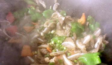 撒上葱花炒匀即可