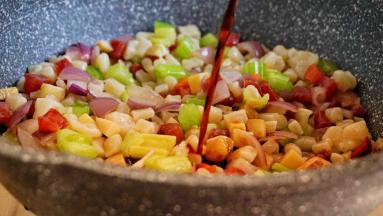 淋入生抽调色，翻炒出锅