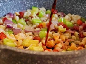 淋入生抽调色，翻炒出锅
