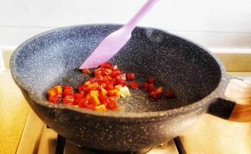 腊肠胡萝卜一同入锅翻炒至腊肠变为透明状