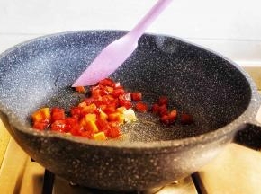 腊肠胡萝卜一同入锅翻炒至腊肠变为透明状