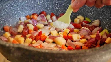 味精，翻炒均匀