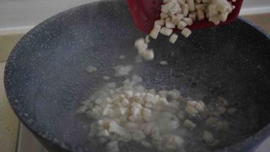 面疙瘩沸水下锅，煮至漂浮起来，捞出备用