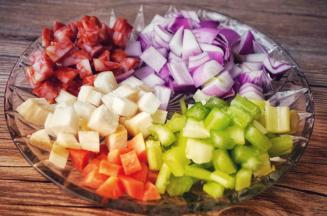 所有配菜切丁备用