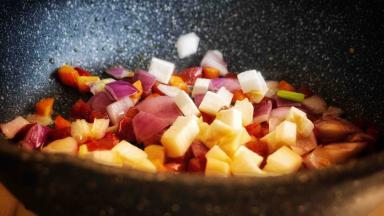 洋葱、杏鲍菇入锅翻炒均匀