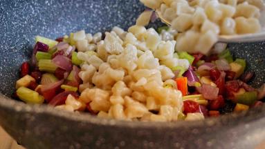 加入面疙瘩，翻炒至入味