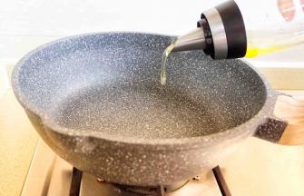 热锅加入适量油