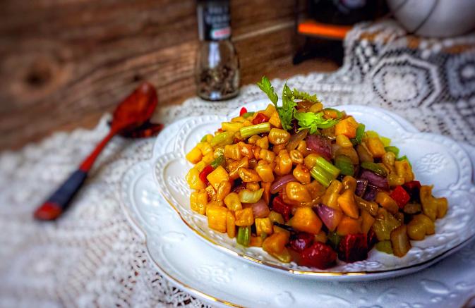 腊肠五彩炒疙瘩