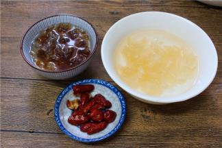 桃胶和银耳提前2小时浸泡软，红枣洗净去掉枣核