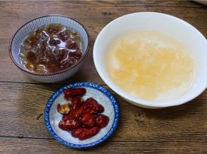 桃胶和银耳提前2小时浸泡软，红枣洗净去掉枣核