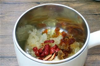 桃胶泡发涨开后要多次清洗，有些粘在表面冲洗不下来的，可以用小镊子夹出来，银耳剪去头部，撕碎，倒入煮锅内