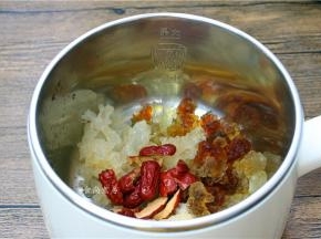 桃胶泡发涨开后要多次清洗，有些粘在表面冲洗不下来的，可以用小镊子夹出来，银耳剪去头部，撕碎，倒入煮锅内