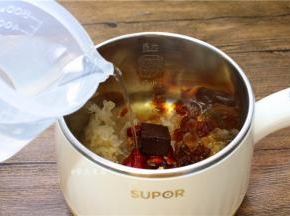 倒入适量清水