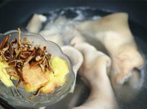 首先将猪皮上的猪毛仔细刮干净、接着烧开适量水，将洗净的猪丢进锅中，调入料酒、盐、倒入陈皮和生姜，煮15分钟左右【这些辅料全部有去腥解腻、增香的作用】