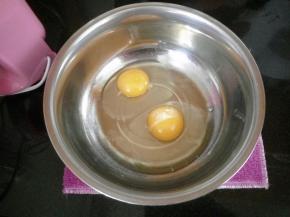 将鸡蛋打入无水无油的盆里