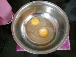 将鸡蛋打入无水无油的盆里
