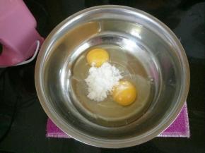 加入细砂糖，用打蛋器开始高速打发。