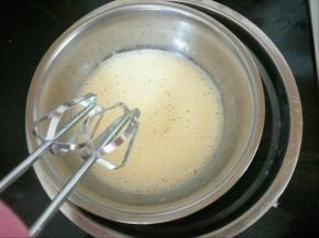 全蛋液不太好打发，可以取一个大点的盆里加上温热的水，把打蛋的盆坐在里面，给蛋液加温，这样比较好打发