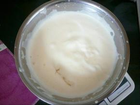 将蜂蜜直接加入到打好的蛋液里