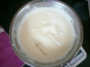 将蜂蜜直接加入到打好的蛋液里