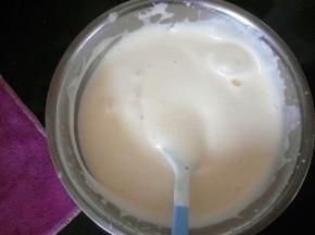 用刮刀从底部往上翻拌的方式，快速拌匀（动作要迅速）