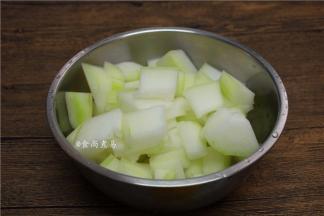冬瓜去皮洗净，切厚片或块状