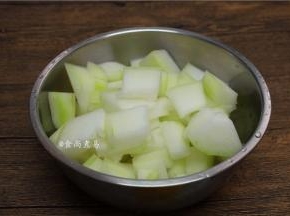 冬瓜去皮洗净，切厚片或块状