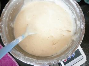 同样用刮刀迅速拌匀，避免蛋液消泡。