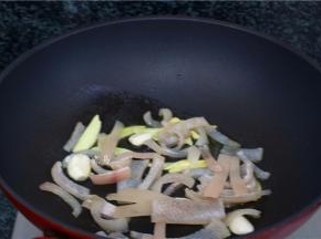 热锅，倒入食用油，将生姜、蒜瓣、猪皮爆香