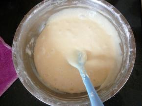 拌匀以后，加入植物油（要用没有特殊气味的植物油，不要用花生油、橄榄油这些味道重的油）。