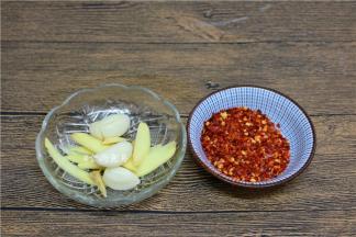 生姜去皮切片、蒜瓣拍扁去皮，备好辣椒粉【不吃辣的朋友可以忽略】