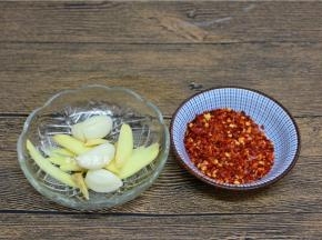 生姜去皮切片、蒜瓣拍扁去皮，备好辣椒粉【不吃辣的朋友可以忽略】