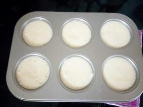 装入裱花袋或者直接倒入六连模里，送入预热好的烤箱，中层180度25分钟