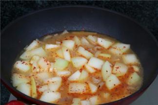 倒入清水，要没过食材表面，遮上锅盖，大火炖煮至冬瓜绵软