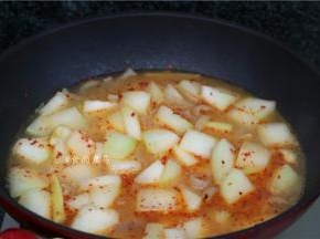倒入清水，要没过食材表面，遮上锅盖，大火炖煮至冬瓜绵软