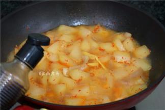 调入老抽、蚝油、盐、鸡粉拌匀，煮一小会即可铲起