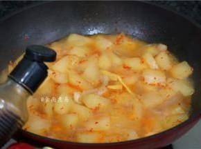 调入老抽、蚝油、盐、鸡粉拌匀，煮一小会即可铲起