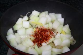 倒入冬瓜翻炒片刻，调入辣椒粉拌匀