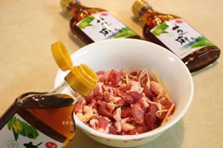 瘦肉洗净切片，调入部分盐、姜丝、酱油、淀粉、香油、搅拌均匀，腌制片刻