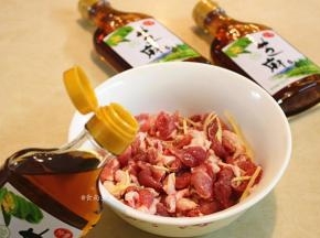 瘦肉洗净切片，调入部分盐、姜丝、酱油、淀粉、香油、搅拌均匀，腌制片刻