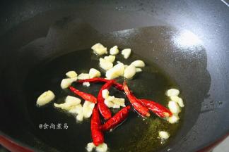 热锅，倒入食用油，下蒜瓣和辣椒煸香