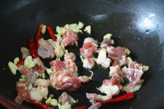 倒入瘦肉大火煸炒至发白