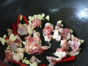 倒入瘦肉大火煸炒至发白