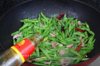 调入蚝油，少许盐、白糖，翻炒均匀即可